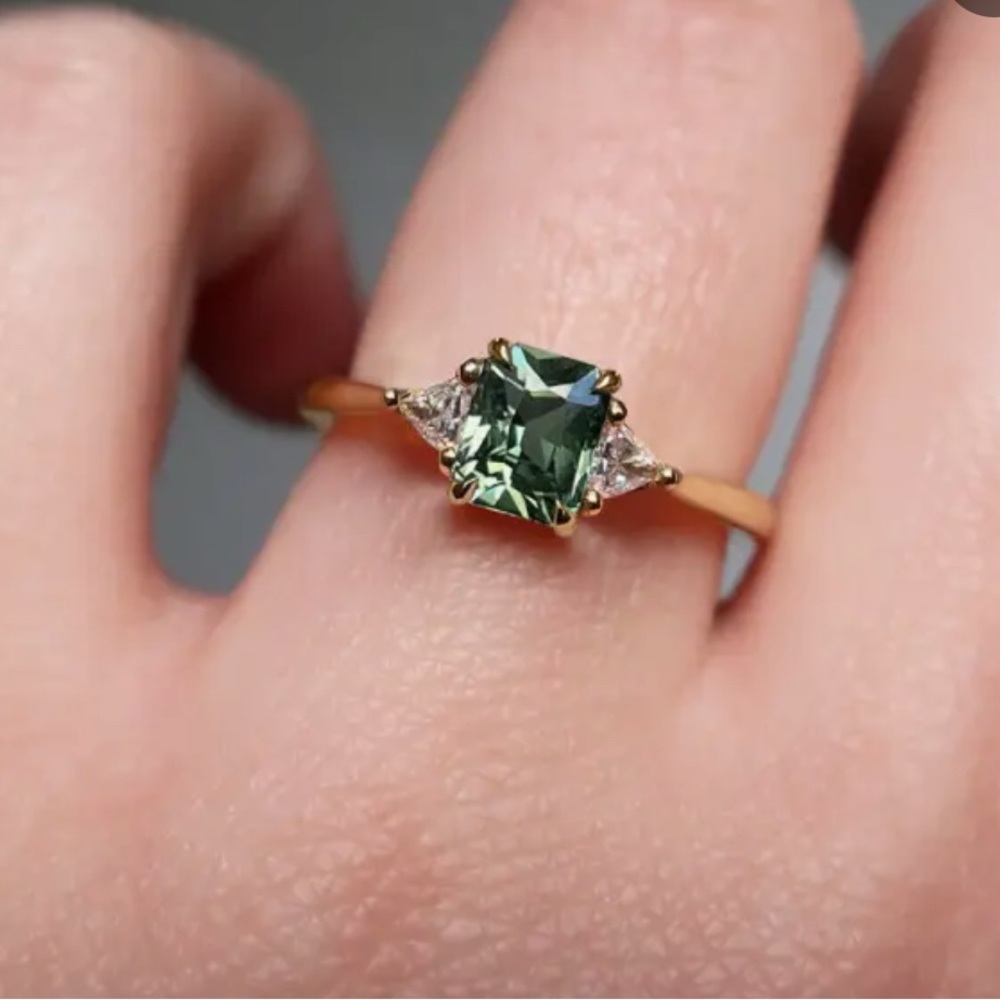 Sophisticated Green and Gold Ring